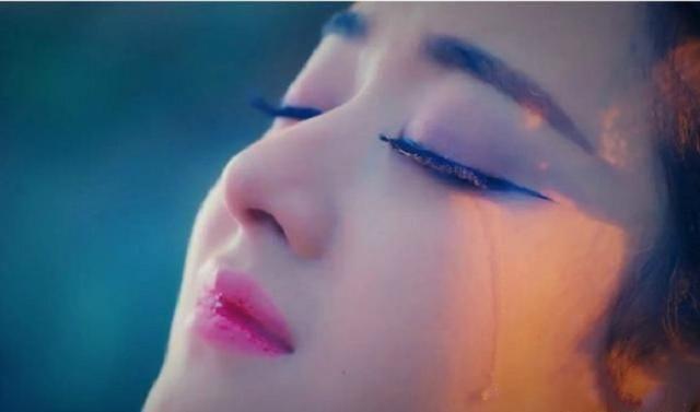 古装美人落泪,赵丽颖颜值巅峰,刘亦菲唯美,她的泪流进了心里!