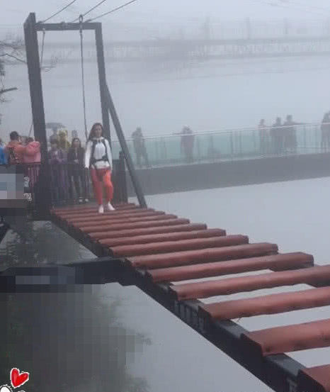 抖音网红美女拿,高空吊桥当"t台",只可惜被衣服煞了风景