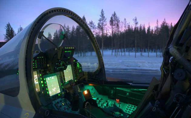 实拍f22战机驾驶舱,传闻它的计算机不如家用电脑,是真是假