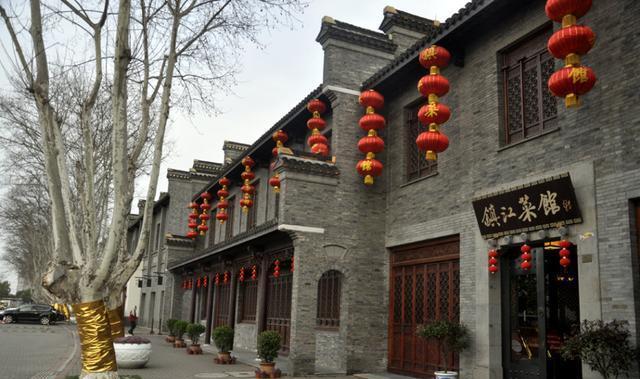 说到镇江之名,源于北宋政和年间(约公元1113年),宋徽宗升润州置镇江府