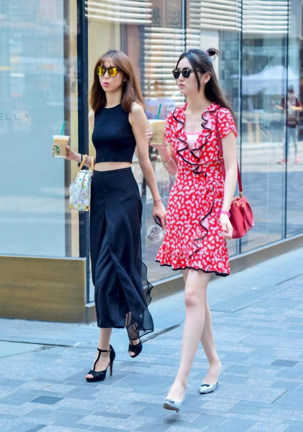 街拍牛仔热裤的美女和逛街的两个可爱妹子喜欢吗