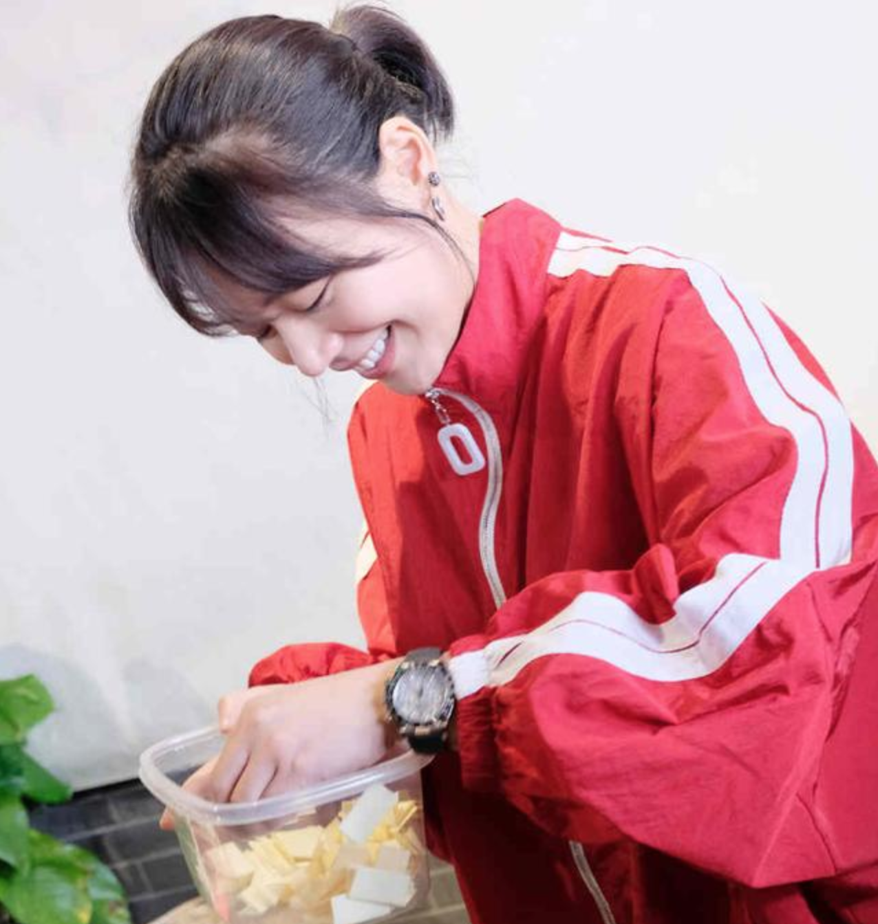 马思纯身着红色运动上衣,网友:果断一枚校服美女!