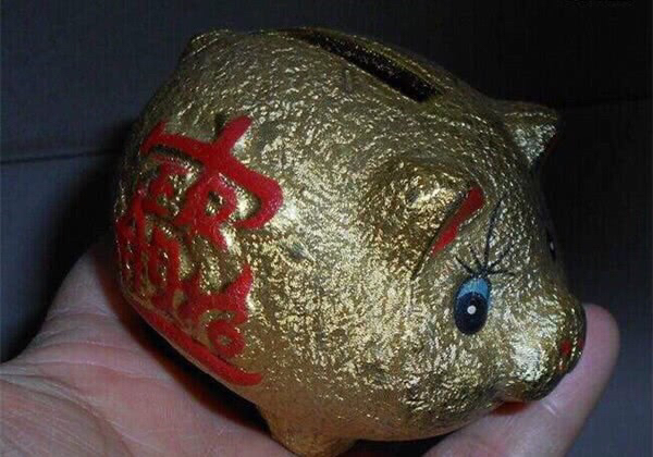 家中存钱罐意外摔坏,找出了2枚罕见硬币,朋友:价值上千元钱