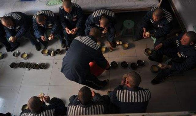 监狱里的犯人每天吃什么饭?里面的伙食好不好?看完长见识了!