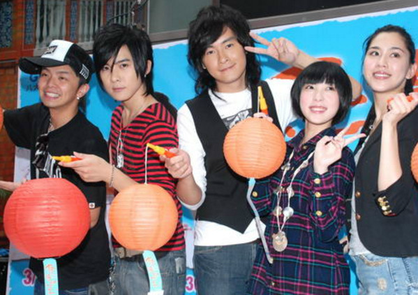 《热情仲夏》由王明台执导,郑元畅,蔡颐榛,阮经天,唐禹哲,黄鸿升主演.