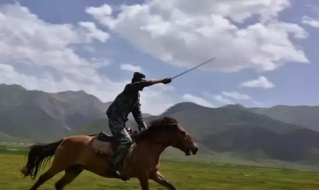 解放军腰挎马刀驰骋"战场"!今日骑兵仍然是"奇兵"!