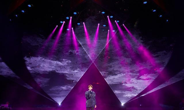 “五个王源”同时在舞台上表演,高科技打造极致舞美体验|王源|全息投影|高科技_新浪新闻