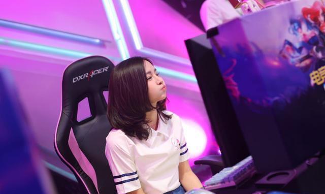 绝地求生:miss落地在厕所自娱自乐,队友:你又在玩炸牛粪吗?