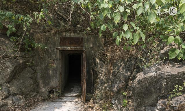 僰人悬棺:传说地下有幽冥涧,三人闯进山洞底部