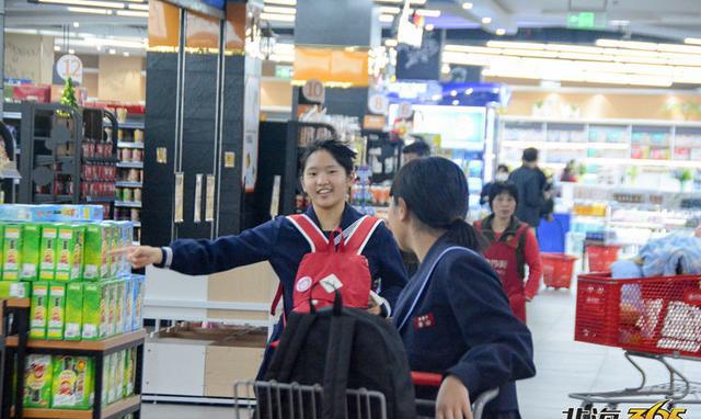 日本学生妹来北海逛超市居然买了这些东西令人惊讶