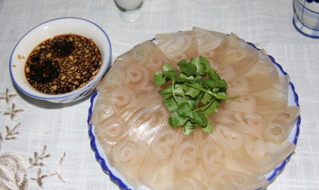 东北那些让人恶心的食物!毛蛋,皮冻,大葱蘸酱,你能接受吗?