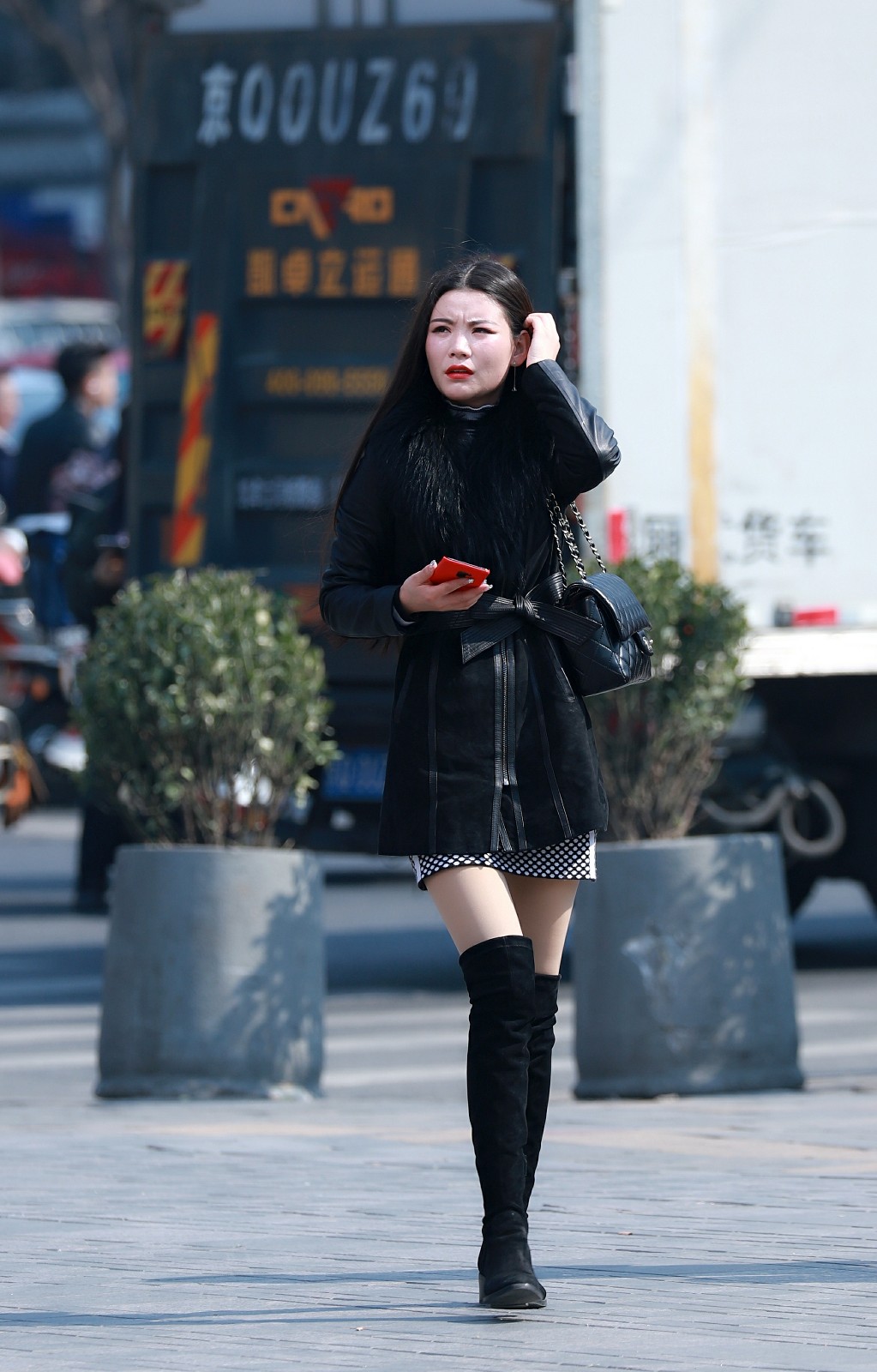 北京三里屯街拍阳春三月看看这里的姑娘们如何诠释新的时尚