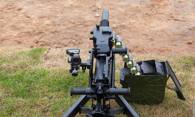 榴弹发射器因可用于较远距离杀伤的有生面目标,摧毁土木工事和轻型