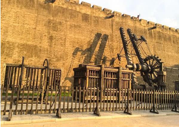 古代战争中守城军队都是怎么对付敌人的云梯的?