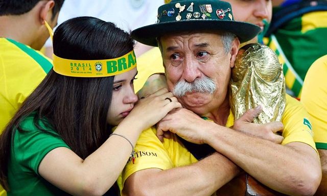 世界杯出局后巴西队回国抵达后,愤怒球迷投掷