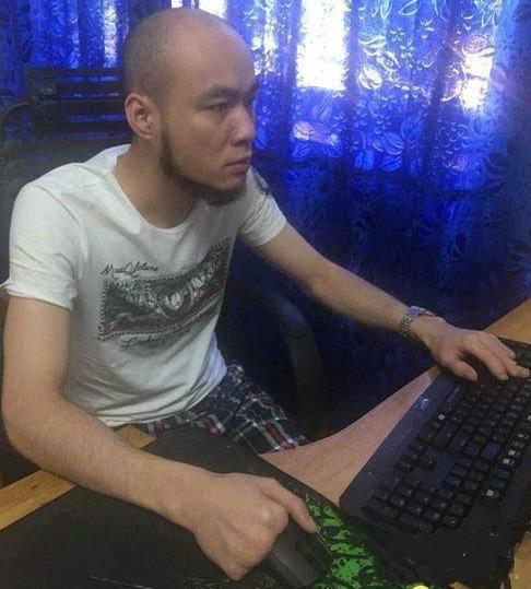 第二名,拉风龙骚男,是非常知名的游戏主播,随着英雄联盟人气的下降