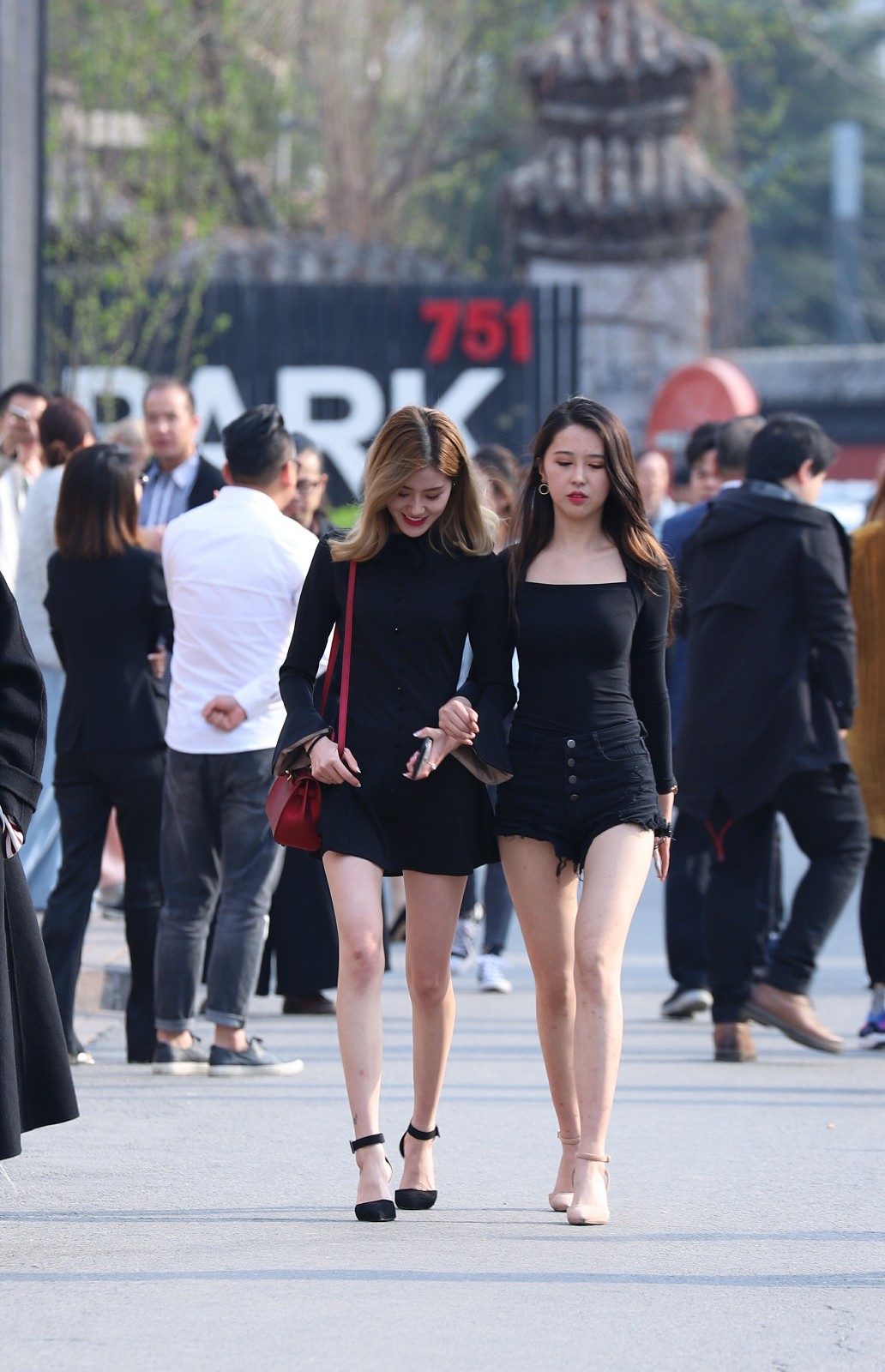 北京798街拍街上两位姑娘清凉着装仿佛提前进入夏季