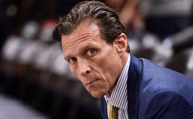 眼神能杀人,表情更吓人,他是联盟里气场最强大的主教练!