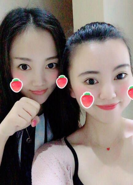 他的妻子叫羊梅子,也曾是一个演员,演过几部电视剧.