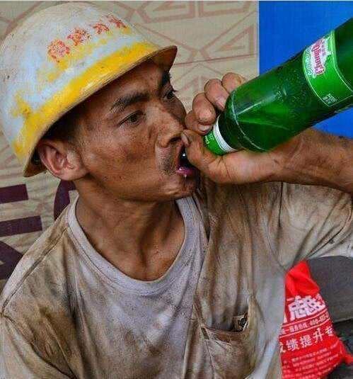 盘点农民工吃饭的图片,哪 张让你最心酸?|农民工|工地|吃饭_新浪新闻