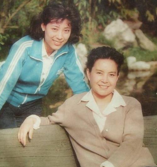 王苏娅与歌唱家关牧村在一起王苏娅和电影同仁在一起,左起:高山英子