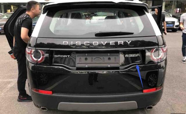 小伙花32万元落地一辆路虎神行,提车时朋友坦言车尾四字略显尴尬