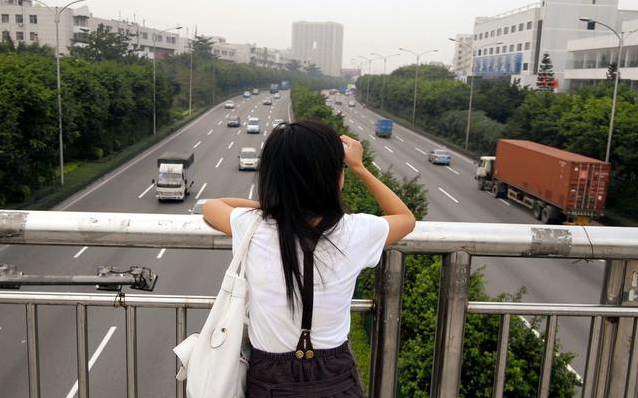 辞职打工妹口述:离开上了10年"夜班"的工厂,现在像傻子一样!