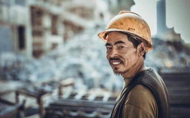 尽管工地上的工作很累,环境很艰苦,但是勤劳的民工们学会了苦中作乐