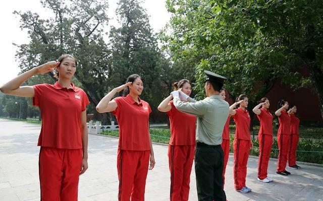 与军人进行座谈和交流,中国女排队员还站军姿,踢正步,从敬礼到踢正步