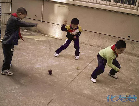 平时在健身广场上也能看见老幼朋友在抽陀螺,现在各地还有陀螺协会