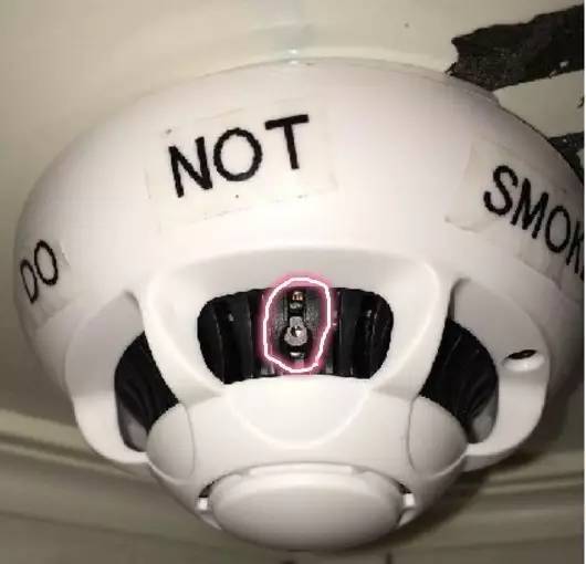 经常出门的旅游,尽量少住这种酒店,说不定床边就有一个摄像头