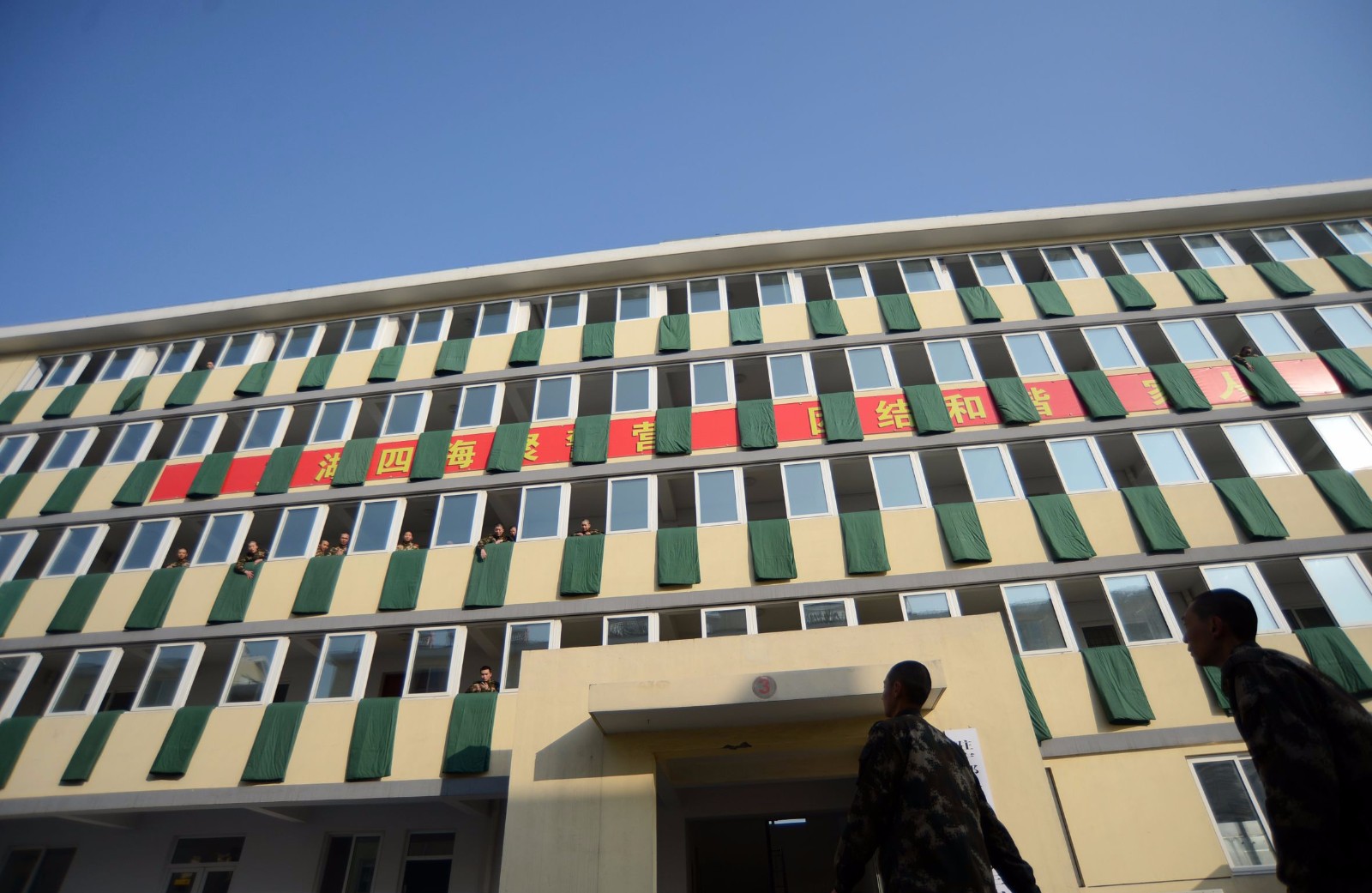 看哭!直击军人最牛"强迫症" 晒军被晒出艺术感