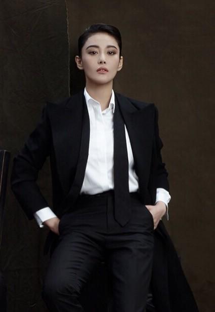 海清海清在现实中也是以短发示人,但是这样的帅气照还是很酷的:周迅