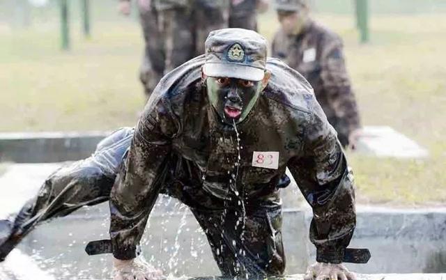 2》开头那6分钟水下长镜头,是吴京26次跳水,泡在水里13个小时完成的