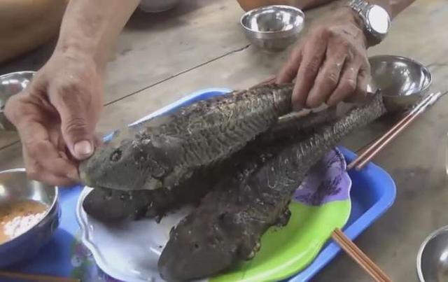 同事去泰国吃"烤鱼", 发到网上晒的时候,眼尖的网友看出了问题