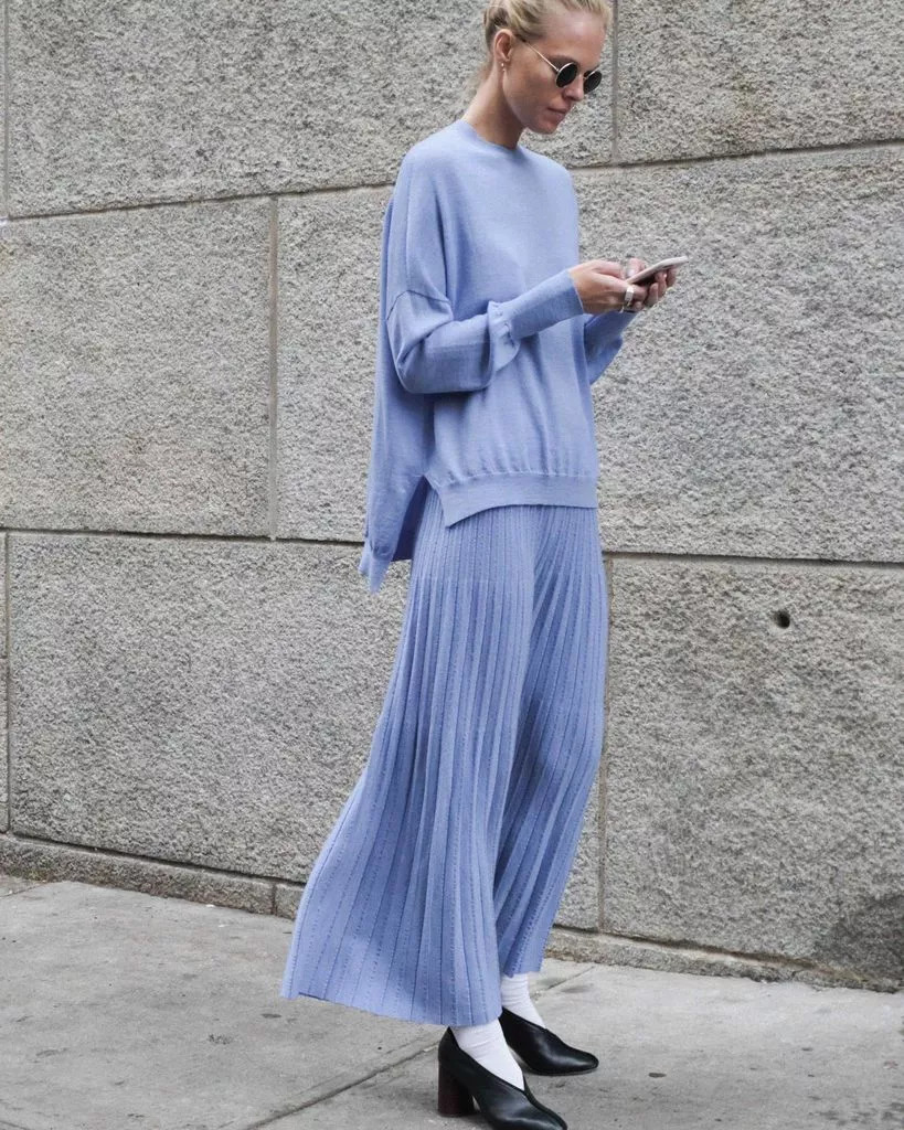 大毛衣+半身裙,才是秋冬慵懒风的穿搭套路!