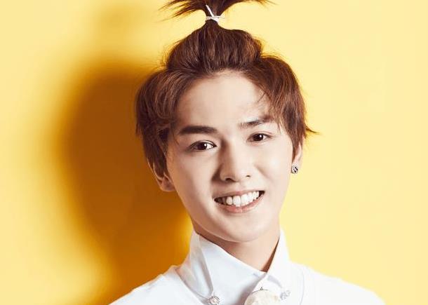 偶像练习生朱正廷领口挂饰小猫, 头顶小辫子 这样的时尚太抢眼