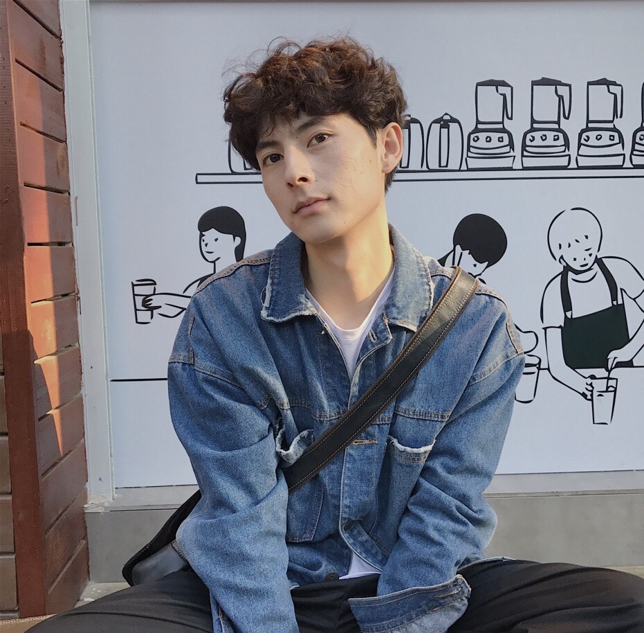 一个帅气可爱的卷毛小哥哥