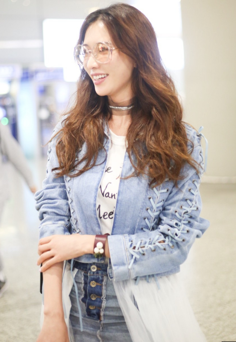 林志玲戴墨镜穿牛仔衣搭配牛仔短裙现身机场 笑容甜美大秀美腿