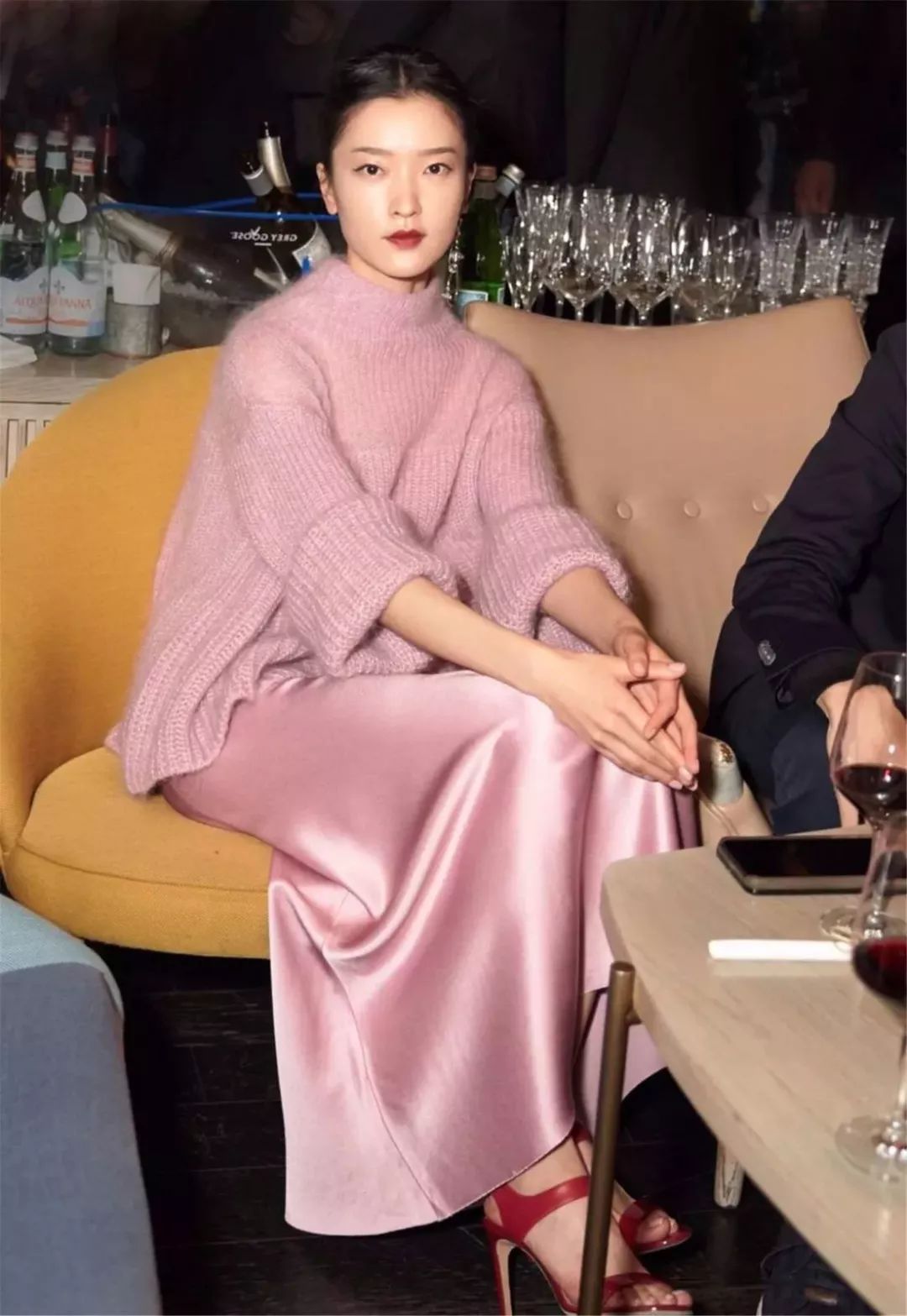 大毛衣+半身裙,才是秋冬慵懒风的穿搭套路!