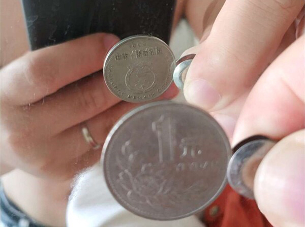 湖北女子捡到一枚特殊的一元钱硬币,专家:价值高达上千元钱
