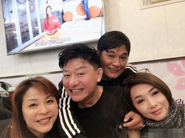 对于港媒的报道,詹秉熙进行了回应,表示与sandy已经分居,承认感情出现