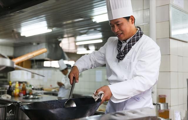 为什么饭店大厨用双耳锅,不用单马勺?自家炒菜到底用什么锅好?