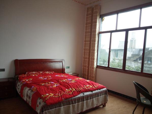 我们房子二楼有三间房间,这个是我儿子的卧室.这是我女儿的卧室.