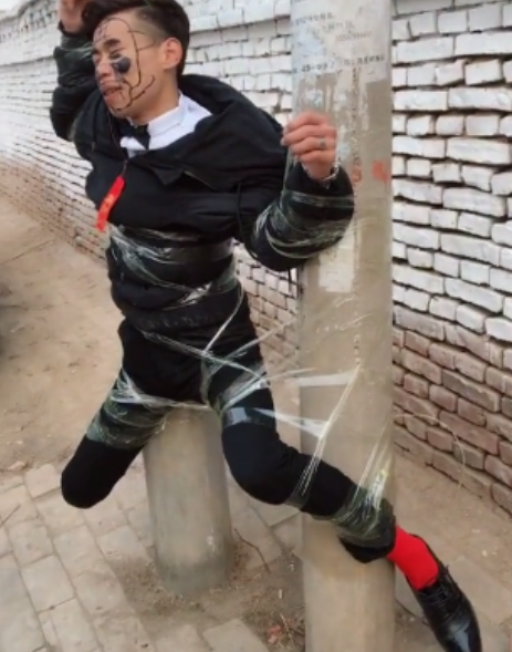 结婚当天,新郎竟变得如此狼狈不堪,得知真相后,众人气愤不已!