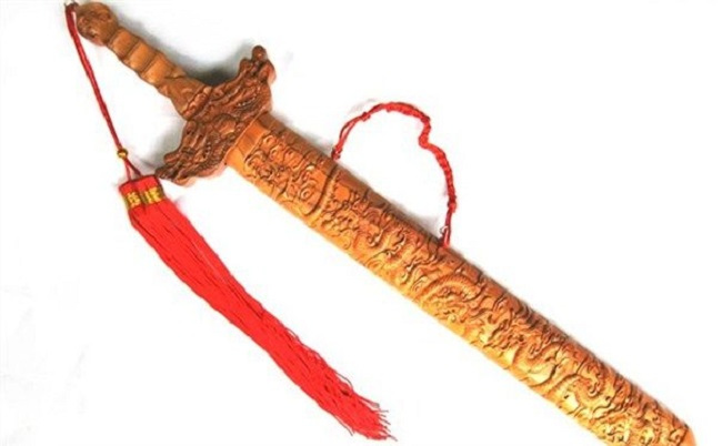 1 九龙宝剑此宝最为乾隆所钟爱,剑长五尺,上刻有九条金龙,取周易"九九