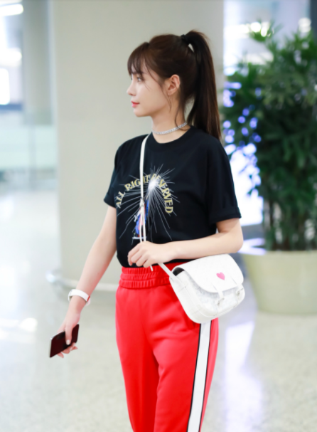 沈梦辰随性的印花t配红色运动裤有趣又时髦,马尾辫清爽又元气_新浪