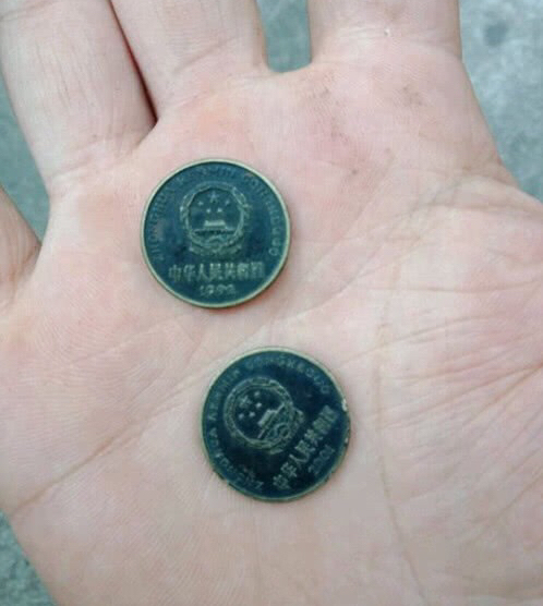 家中存钱罐意外摔坏,找出了2枚罕见硬币,朋友:价值上千元钱