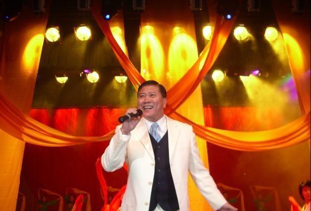 他演技比周润发霸气, 周星驰曾当他的伴郎, 如今落泊到接商演