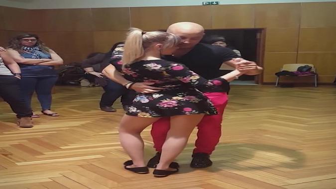 气质女人陪教练跳性感的基宗巴舞,真身材是真的好